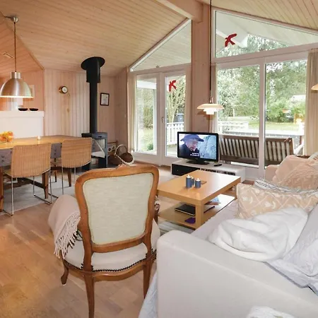 Сasa de vacaciones Beach Front Home In Lundby With Sauna