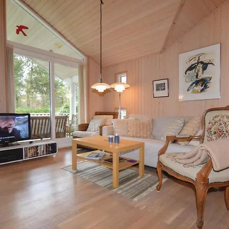 Сasa de vacaciones Beach Front Home In Lundby With Sauna *