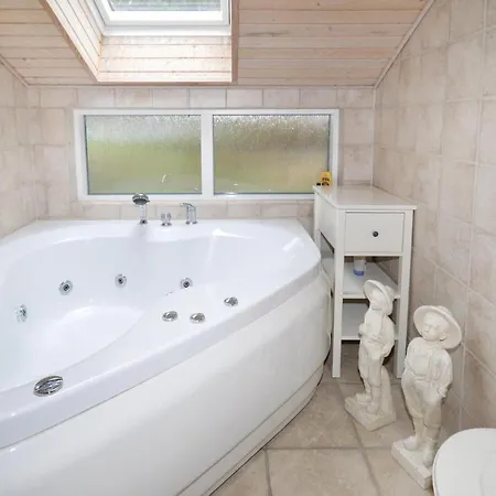 Сasa de vacaciones Beach Front Home In Lundby With Sauna *