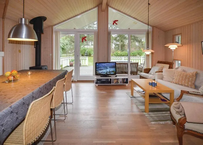 Three-bedroom In Holiday home *